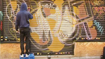 Grafiteros en el barrio de Malasaña