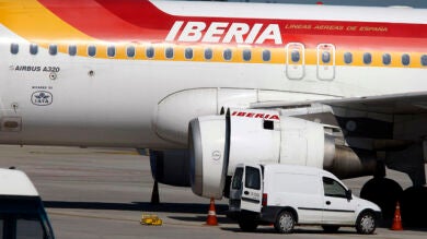 Avisa de una bomba en un vuelo para evitar que su marido saliera del país