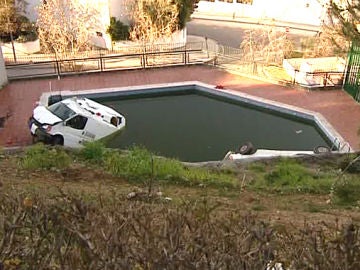 Furgonetas dentro de la piscina