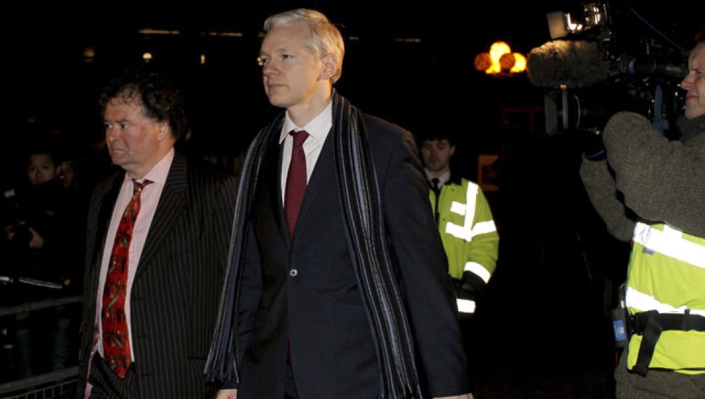 El fundador de WikiLeaks Julian Assange (derecha) y su abogado Mark Stephens (izquierda) salen de los juzgados de Belmarsh