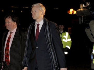 El fundador de WikiLeaks Julian Assange (derecha) y su abogado Mark Stephens (izquierda) salen de los juzgados de Belmarsh