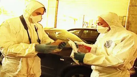 La policía científica encuentra restos de sangre La policía científica encuentra restos de sangre