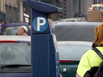 Se come un ticket de la ORA para no ser multado Se come un ticket de la ORA para no ser multado