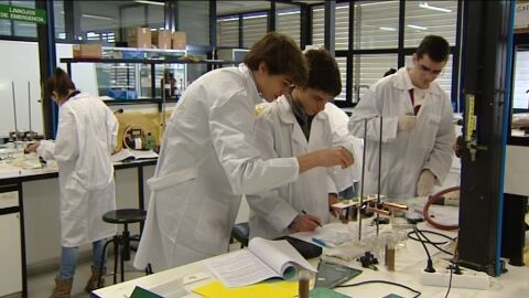 Alumnos en un laboratorio