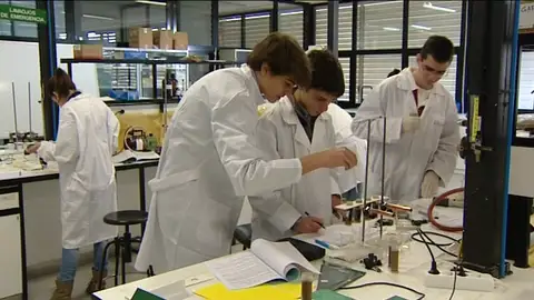 Alumnos en un laboratorio Alumnos en un laboratorio