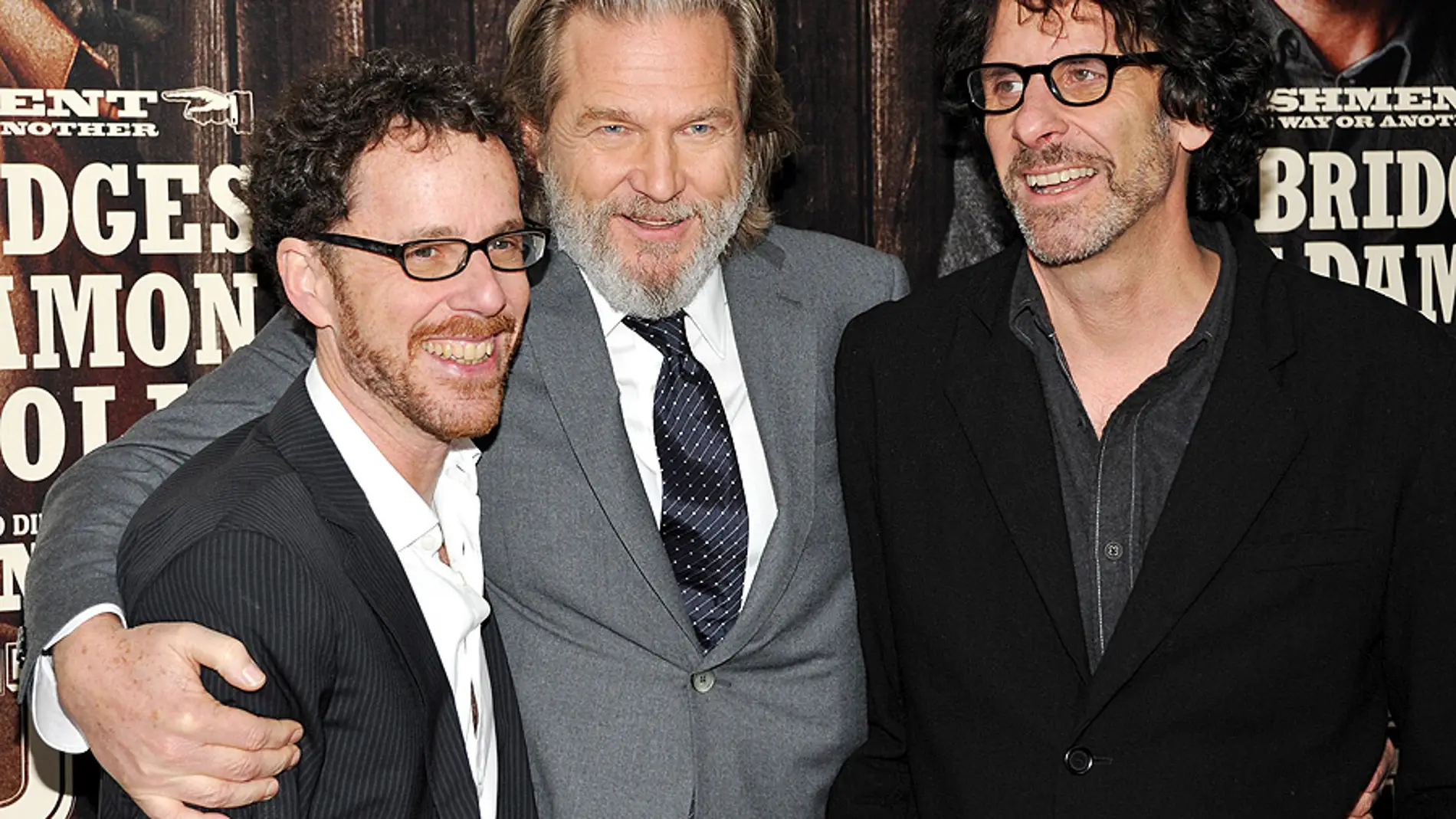 Los hermanos Coen con Jeff Bridges, protagonista de Valor de Ley 