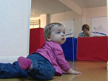 Un bebé comenzando a gatear