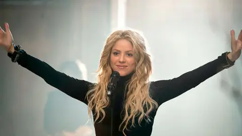 Shakira, sale el sol Shakira, sale el sol