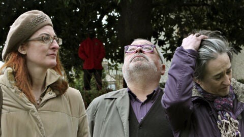 Maite Pagazaurtundua (i) y Estibaliz Garmendia (d), hermana y viuda, respectivamente de Joseba Pagazaurtundua, acompa&ntilde;adas del fil&oacute;sofo, Fernando Sabater