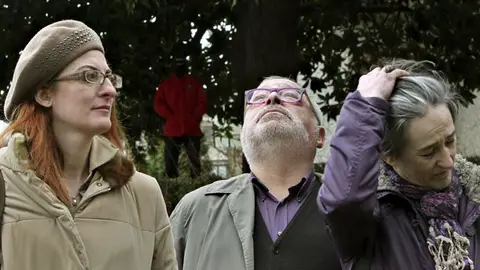 Maite Pagazaurtundua (i) y Estibaliz Garmendia (d), hermana y viuda, respectivamente de Joseba Pagazaurtundua, acompañadas del filósofo, Fernando Sabater Maite Pagazaurtundua (i) y Estibaliz Garmendia (d), hermana y viuda, respectivamente de Joseba Pagazaurtundua, acompañadas del filósofo, Fernando Sabater
