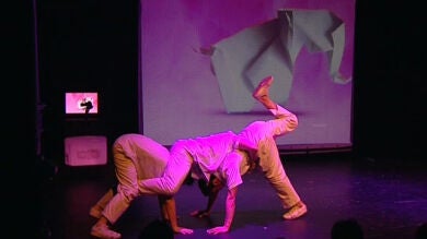 Teatro, break dance y un papel en blanco, claves del espectáculo 'Papiro? Flexia'