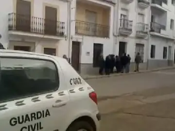 La Guardia Civil investiga el crimen de Logrosán La Guardia Civil investiga el crimen de Logrosán