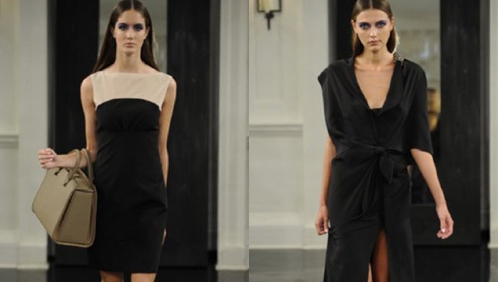 Dos modelos desfilan con los vestidos diseñados por Victoria Beckham