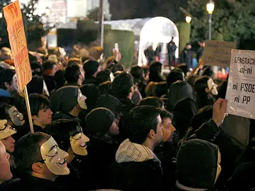 Anonymous se concentra a la puerta Anonymous se concentra a la puerta