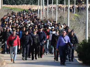 Inmigrantes son trasladados a un campamento Inmigrantes son trasladados a un campamento