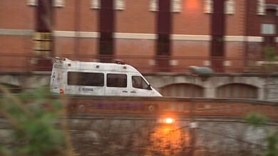 Una mujer se encuentra en coma tras ser agredida en la cara