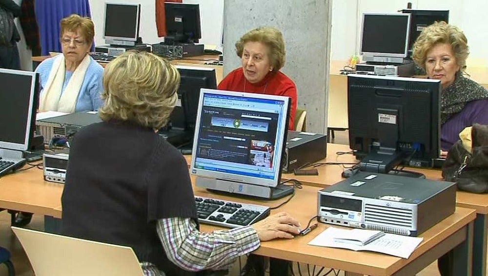 Mujeres mayores en un curso de informática