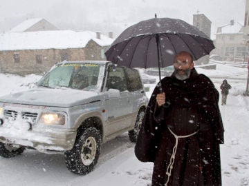 Un franciscano pasea por Pedrafita do Cebreiro (Lugo)