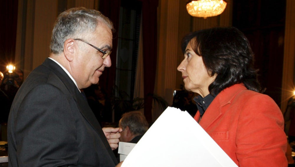 Juan Cotino charla con Rosa Aguilar
