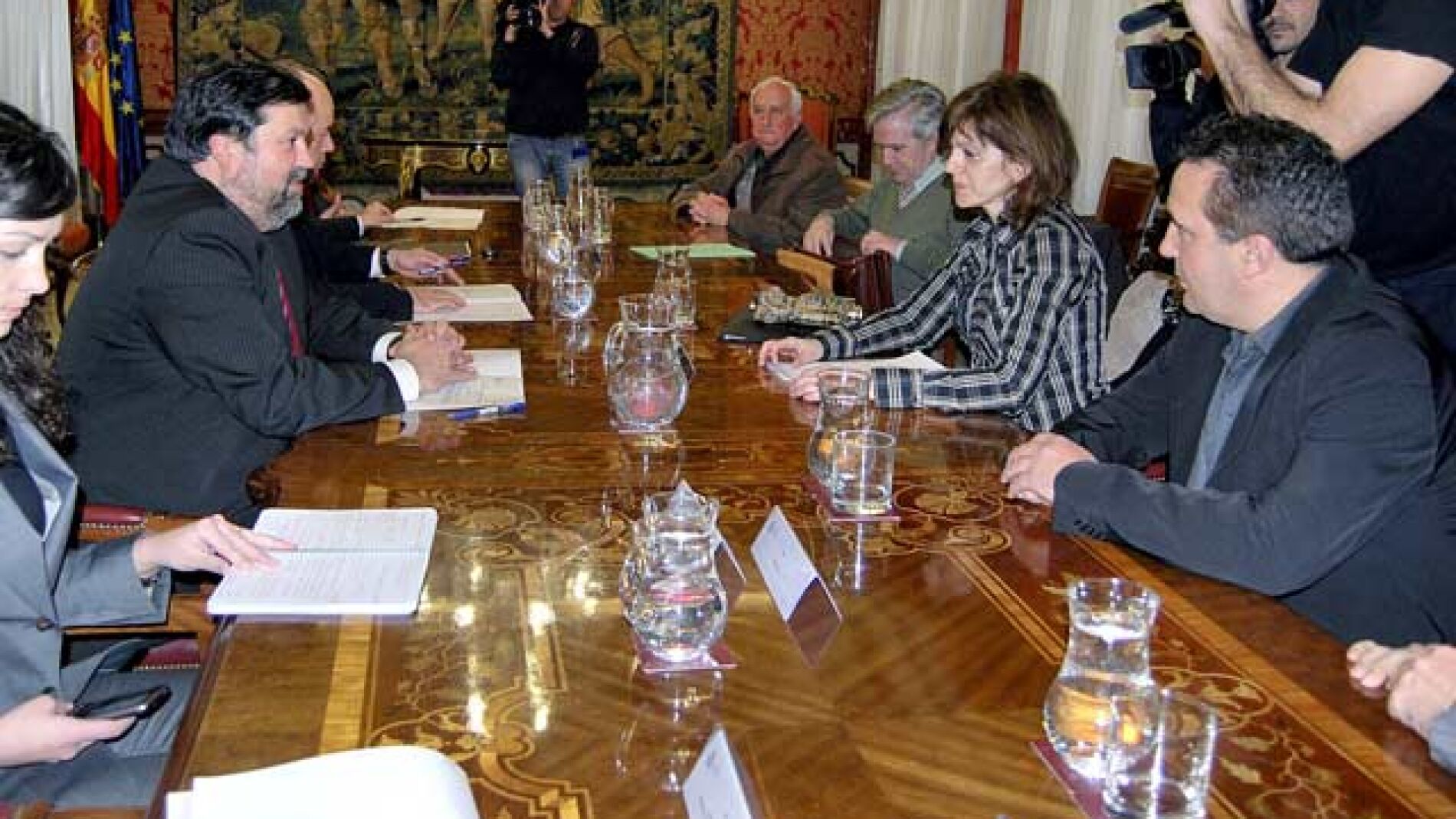 Caama&ntilde;o, durante la reuni&oacute;n mantenida con la Plataforma