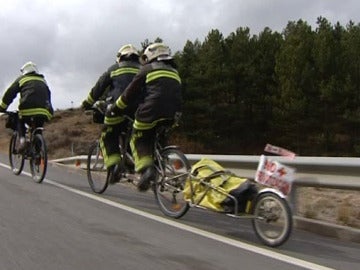 Un grupo de bomberos viaja en bici hasta Madrid