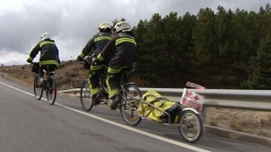 Bomberos de El Prat viajan de uniforme y en bicicleta hasta Madrid 