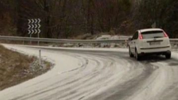 Las bajas temperaturas nocturnas han creado placas de hielo en algunas vías.