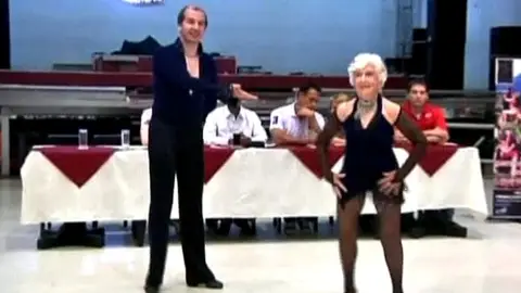 Una bailarina de salsa con 76 años Una bailarina de salsa con 76 años