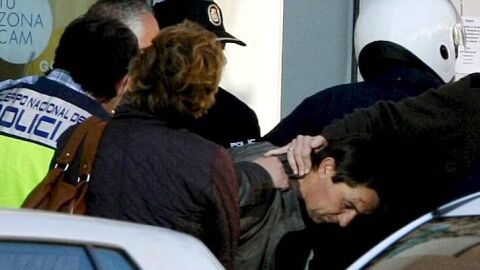 Agentes policiales introducen en el interior de un veh&iacute;culo al hombre que se hab&iacute;a encerrado en un sucursal bancaria