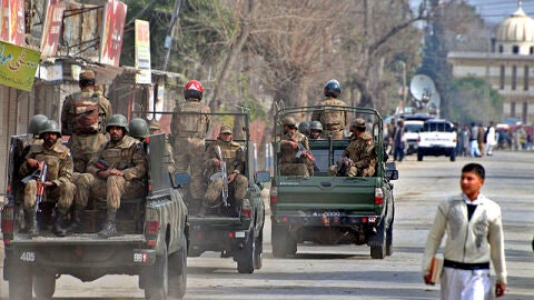 Soldados paquistan&iacute;es patrullando