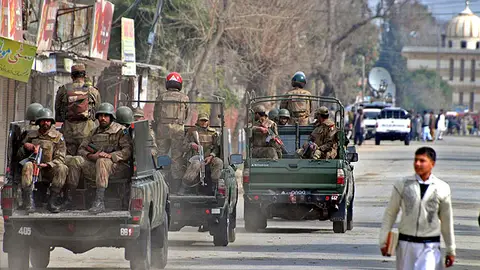 Soldados paquistaníes patrullando Soldados paquistaníes patrullando