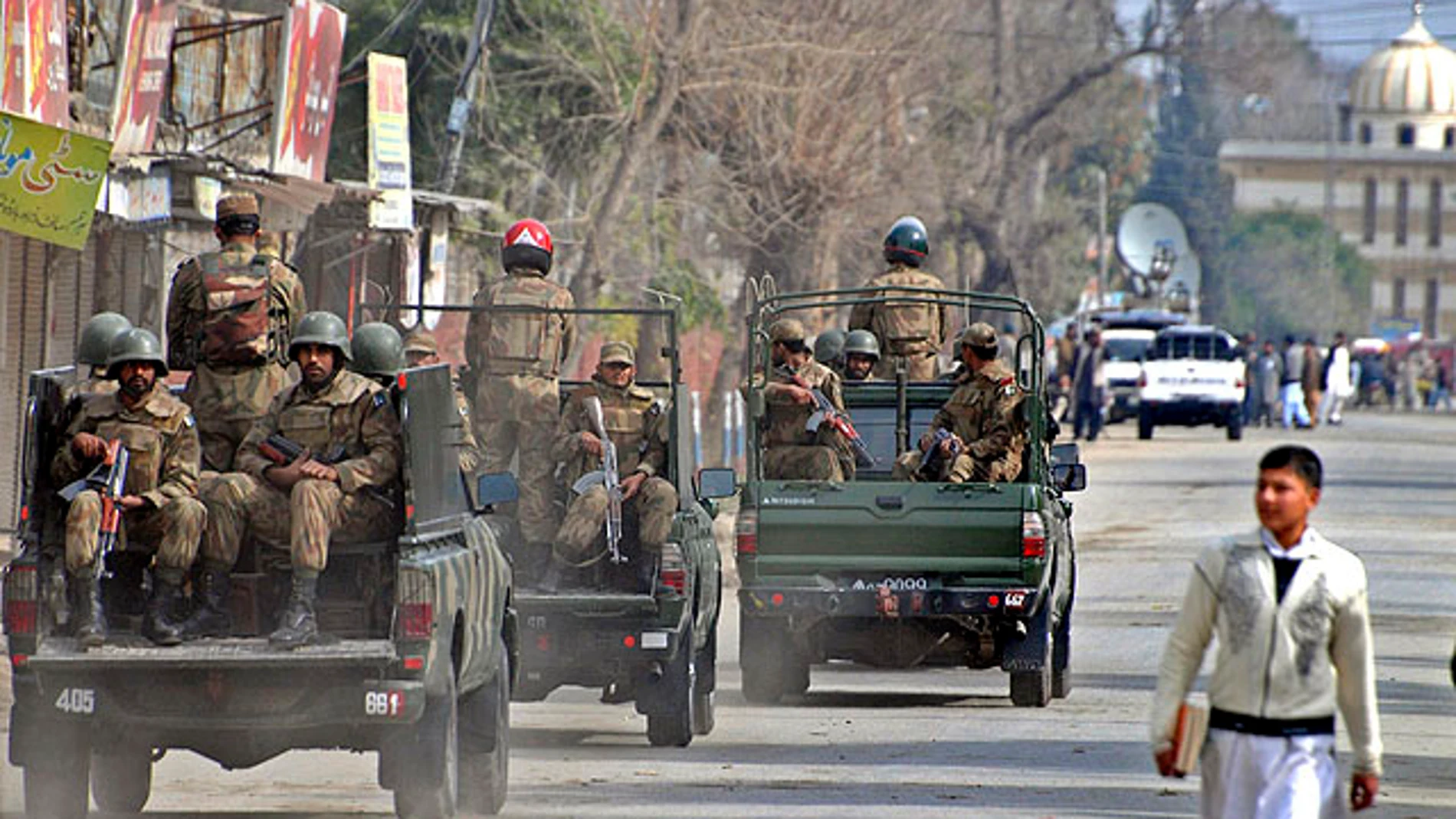 Soldados paquistaníes patrullando Soldados paquistaníes patrullando