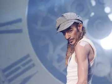 La Policía detiene al modisto John Galliano por insultos antisemitas La Policía detiene al modisto John Galliano por insultos antisemitas