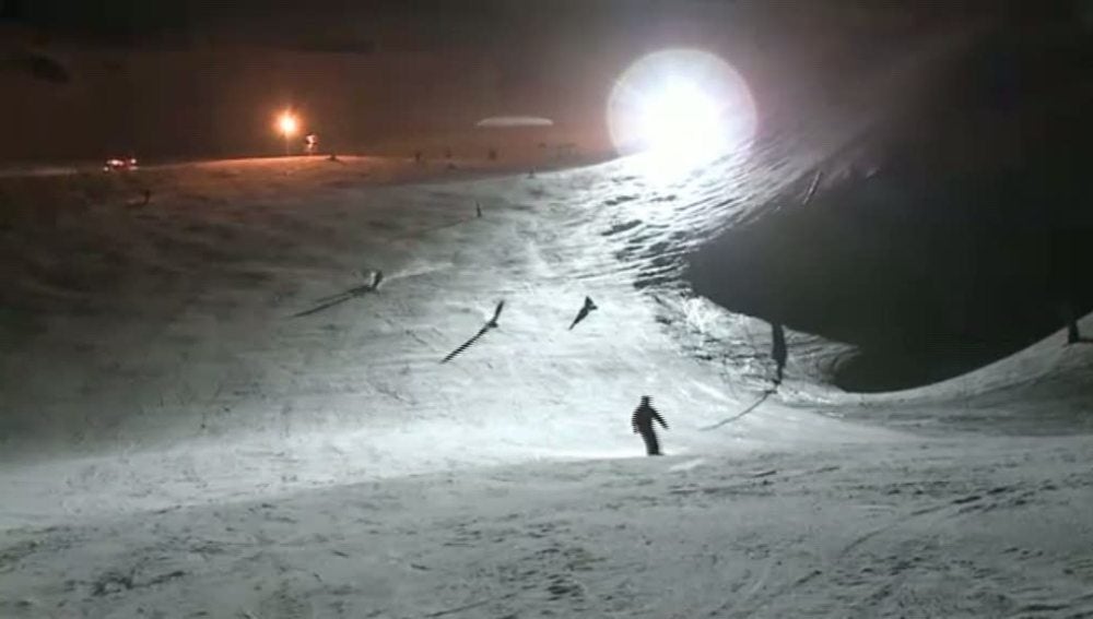 Sierra Nevada abre sus pistas durante la noche