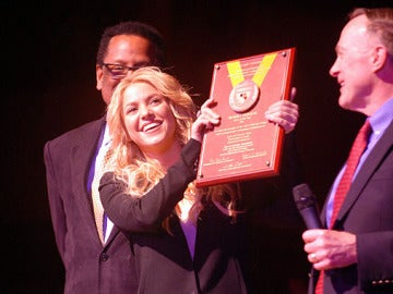 Shakira es premiada por Harvard