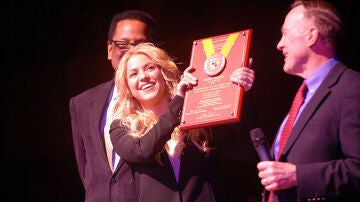 Shakira es premiada por Harvard