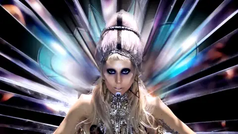 Lady Gaga en el videoclip de 'Born This Way' Lady Gaga en el videoclip de 'Born This Way'