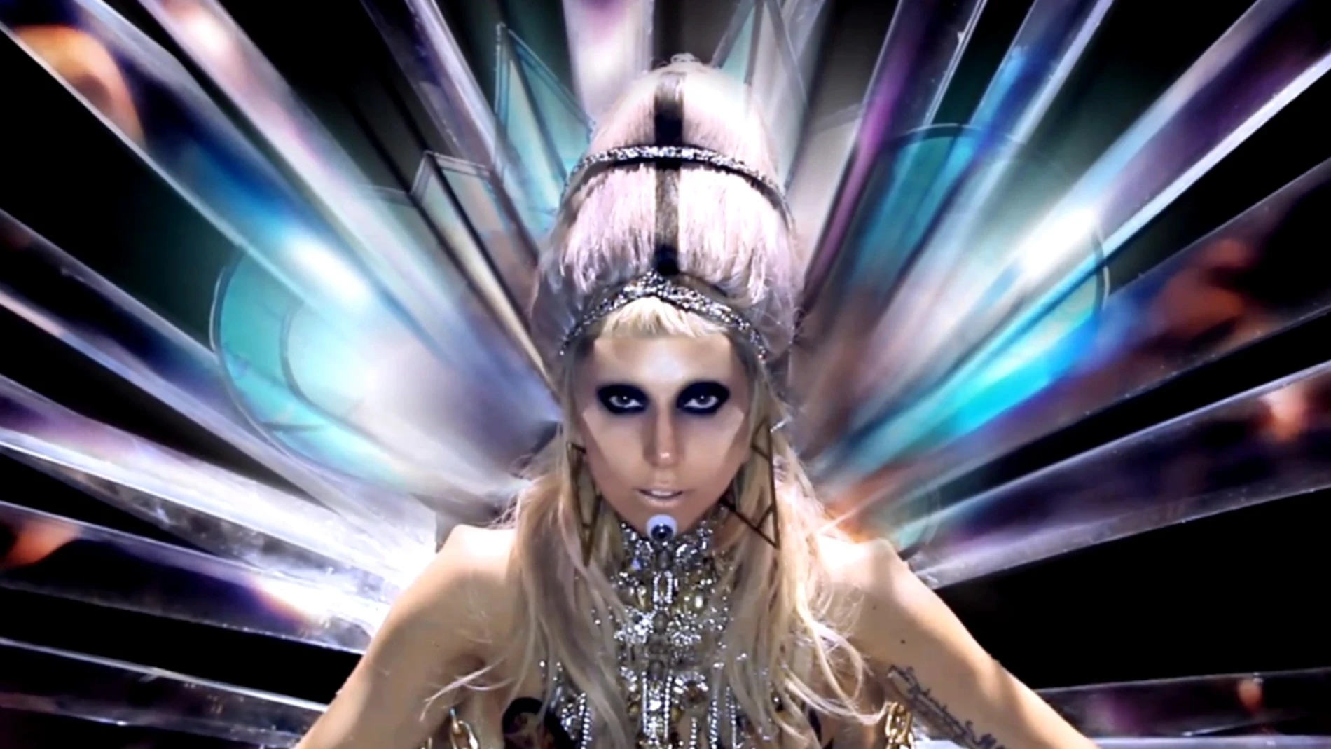 Lady Gaga en el videoclip de 'Born This Way' Lady Gaga en el videoclip de 'Born This Way'