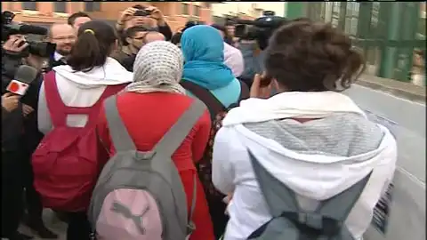 La joven que se negaba a quitarse el velo tendrá que abandonar el colegio La joven que se negaba a quitarse el velo tendrá que abandonar el colegio