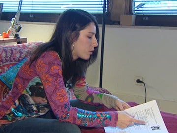 Una joven muestra su curriculum