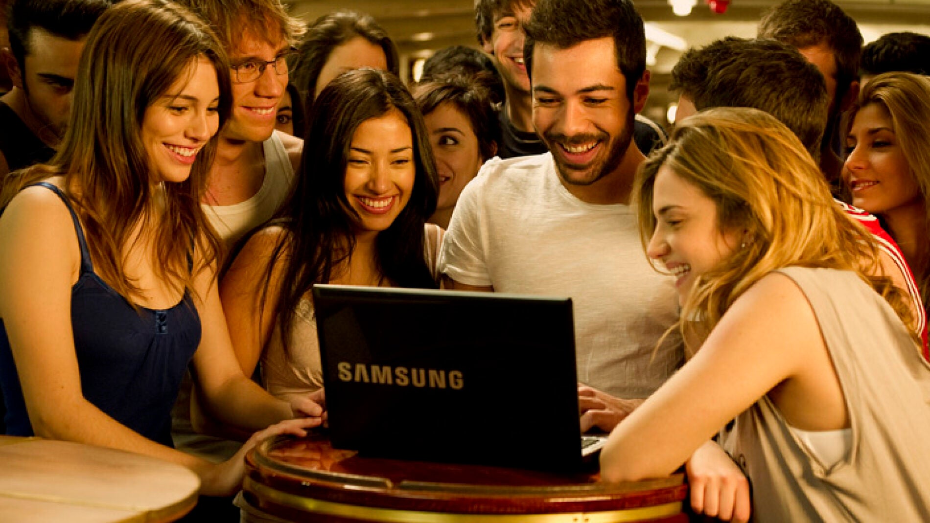 Todos miran el ordenador de Ramiro