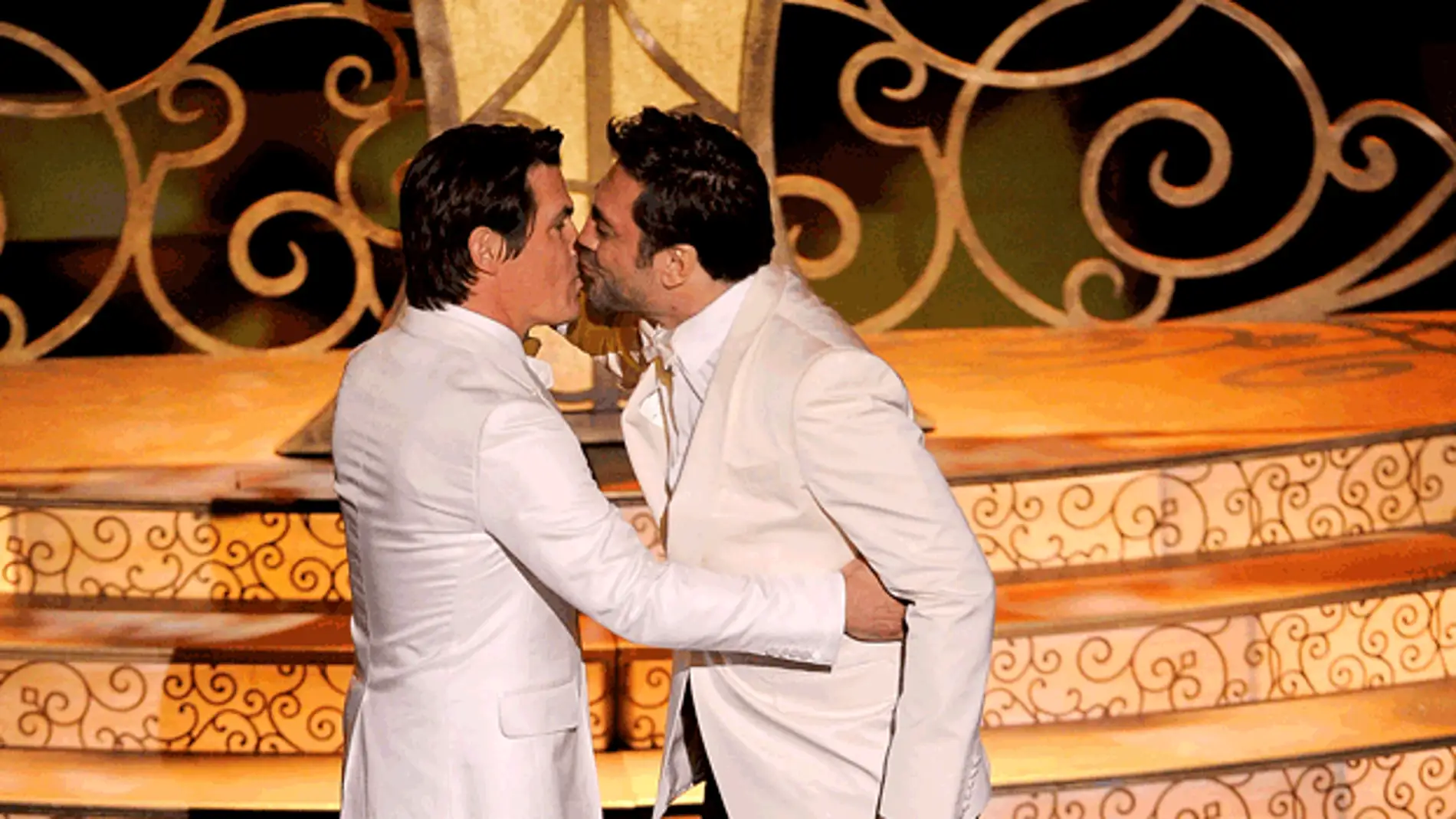 El beso censurado entre Bardem y Brolin 