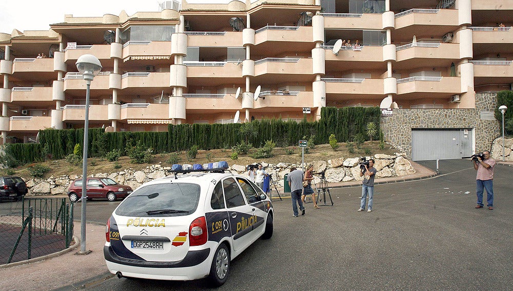La policía en una urbanización de Fuengirola