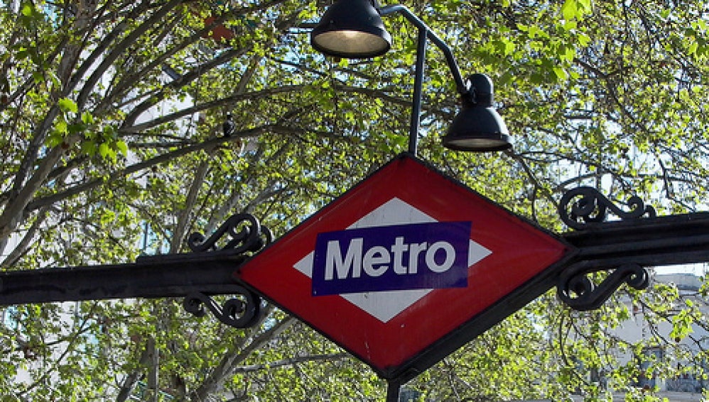 Una mujer sufre la amputación de ambas piernas tras caer a las vías del Metro