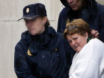 La Policía Nacional traslada a Isabel García a la salida del Juzgado de Huelva