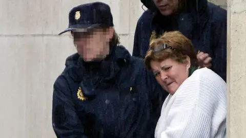 La Policía Nacional traslada a Isabel García a la salida del Juzgado de Huelva La Policía Nacional traslada a Isabel García a la salida del Juzgado de Huelva
