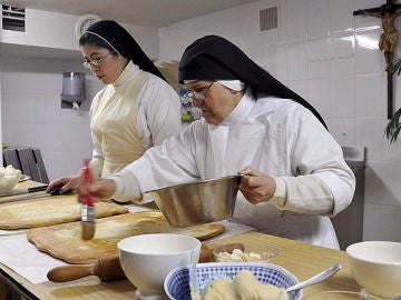 Monjas de clausura cocinando