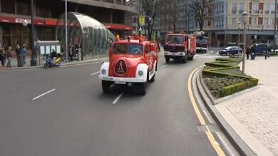Los bomberos de Bilbao enseñan sus coches históricos