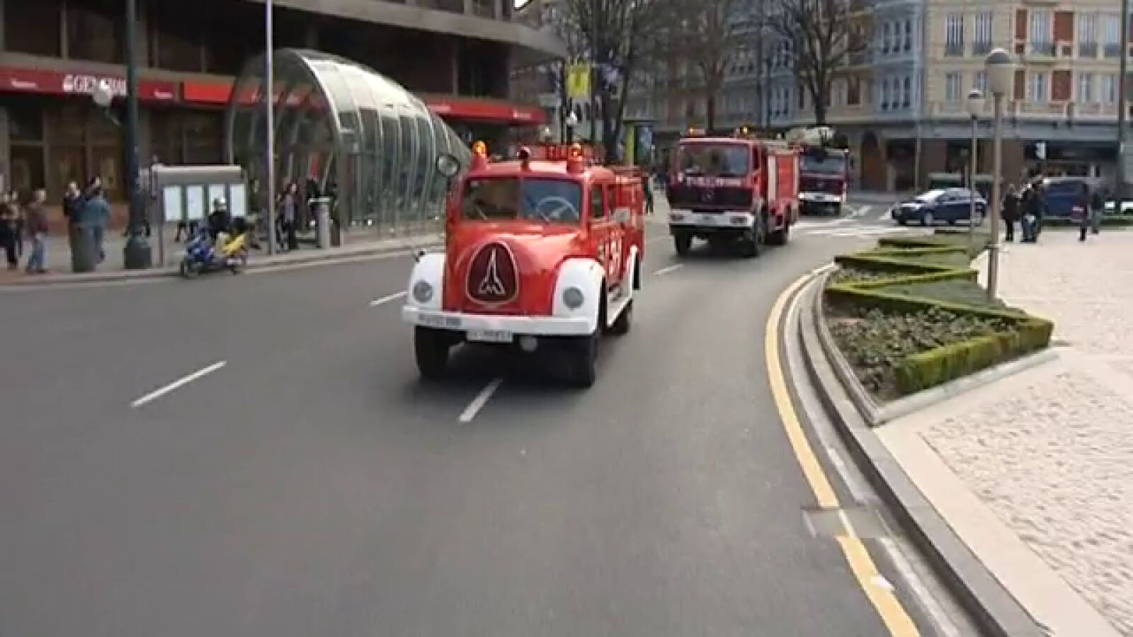 Los bomberos de Bilbao enseñan sus coches históricos