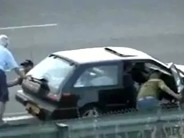 Ladrones que roban coches simulando ser buenos ciudadanos Ladrones que roban coches simulando ser buenos ciudadanos